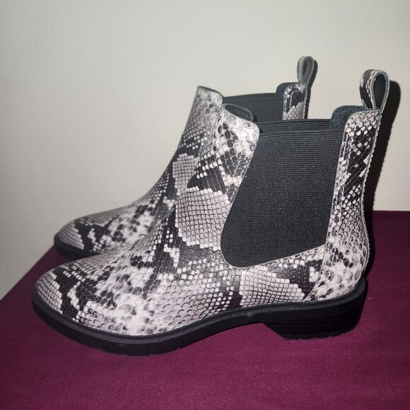 Treasure & Bond Gabriella Chelsea boot in a black and white snake print. Size 8 - Picture 6 of 9